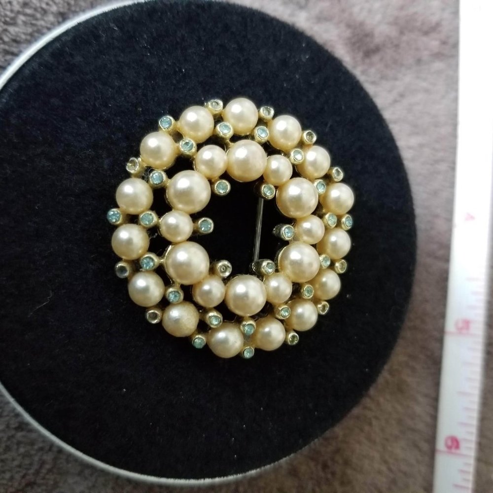 Vintage pearl circle brooch/pin